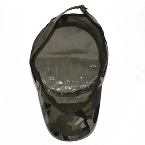 Detaillierte Innenansicht einer Camouflage-Militärmütze mit verstellbarem Riemen