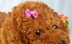 Détail en gros plan d'un nœud rose imprimé sur la fourrure douce d'un chien en peluche