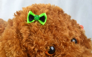 Détail d'un nœud papillon néon vert et noir pour animaux avec strass vert sur peluche