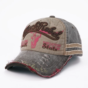 Detailansicht der Vintage-Baseballkappe mit Bestickung und Distressed-Effekt am Stoff