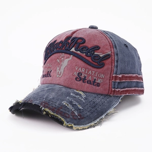 Detailaufnahme der Black Rebel Stickerei und Distressed-Details auf der Vintage-Cap