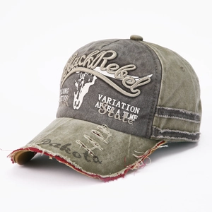 Nahaufnahme der Black Rebel Stickerei und des Totenkopfprints auf der Vintage-Kappe
