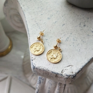 Close-up of gold 925 silver coin earrings featuring Queen Elizabeth II engraved portrait