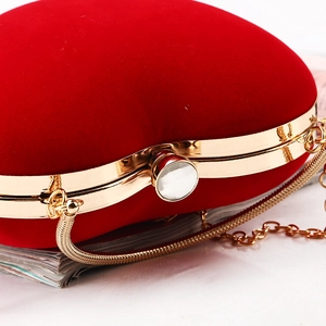 Rote herzförmige Abendtasche aus Samt mit Goldrahmen und Strass-Verschluss