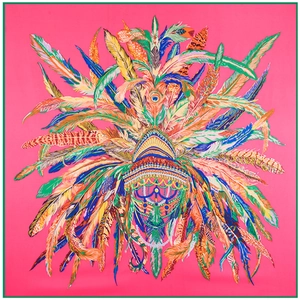 Vue détaillée du foulard carré en soie avec couronne de plumes et motif masque ethnique