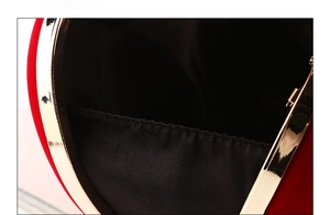 Detailansicht des schwarzen Satin-Innenfutters und der Innentasche der roten Abendtasche