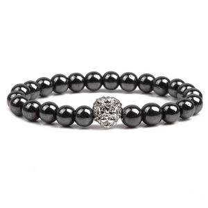 Bracelet pour homme en hématite magnétique avec tête de lion argentée sur fond blanc pur