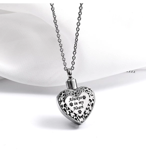 Vue macro du collier urne cœur en acier argenté avec gravure Always in my Heart