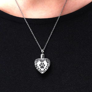 Collier urne coeur en acier inoxydable avec empreinte de patte noire et chaîne polie
