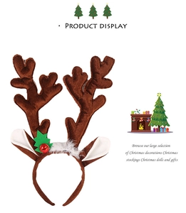 Détail du serre-tête bois de renne de Noël avec peluche, houx et petite clochette rouge