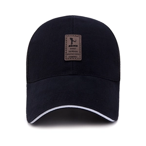 Casquette de baseball en mesh noir avec écusson en cuir marron et bordure blanche