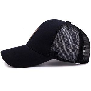 Casquette de camionneur noire en maille avec devant en coton et écusson en cuir