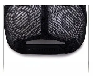 Détail de l'arrière en maille respirante et de la fermeture snapback de la casquette noire