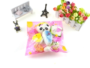 Detailansicht der Squishy-Spielzeuge mit Panda- und Donut-Motiven in rosa Packung
