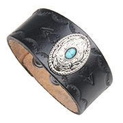 Detail eines geprägten Lederarmbands mit Totenkopf-Motiv und blauem Türkis-Schmuckstein