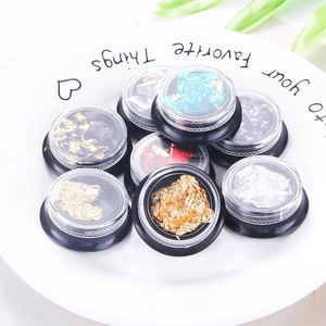 Multicolor nagelkunst folievlokken in transparante potjes voor manicure en DIY-ambachten