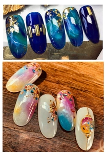 Detail van blauw marmeren nagelkunst met goudfolie en kleurrijk manicure ontwerp