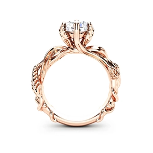 Elegante anillo de compromiso en oro rosa con diseño de vid y diamante central talla brillante