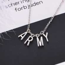 Collana in metallo argento con ciondoli a lettere ARMY su superficie bianca e nera con piuma