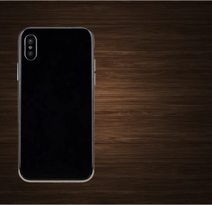 Gedetailleerd achteraanzicht van een zwart iPhone-hoesje van zachte, heldere TPU-materiaal