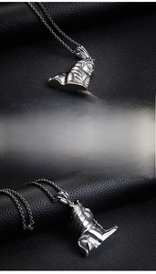 Vue macro du pendentif Sphinx en argent avec détails de pharaon égyptien antique
