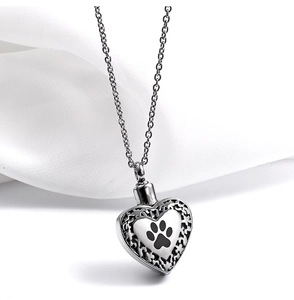Détail du pendentif urne cœur en acier inoxydable avec empreinte de patte noire