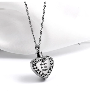 Détail du collier urne coeur en acier avec gravure Always in my Heart et motifs floraux