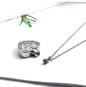 Gros plan du collier urne en forme de cœur argenté avec gravure Always in my Heart