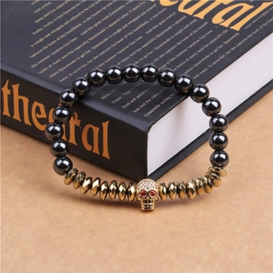 Détail macro du bracelet à tête de mort pour homme en hématite et zircons dorés