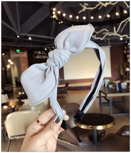 Close-up of a light purple fabric headband featuring a knot bow design with anti-slip lining