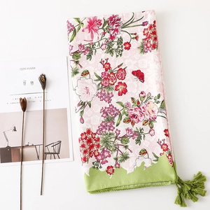 Détail du châle solaire à imprimé floral ethnique avec franges et tissu rose doux