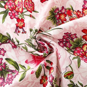 Gros plan détaillé du tissu en mousseline à motifs floraux roses avec un drapé élégant
