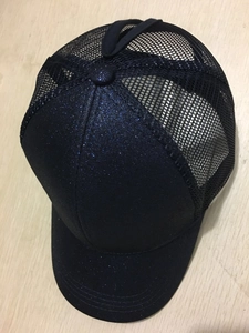 Dettaglio del berretto blu scuro con paillettes, foro per coda e retro in rete