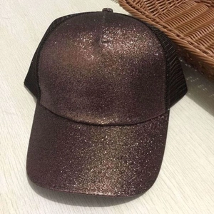 Dettaglio cappello marrone con glitter e rete nera traspirante in stile trucker hat