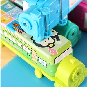 Gros plan sur la trousse locomotive verte avec singe et taille-crayon intégré