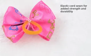 Détail du nœud rose en satin pour animaux avec motifs d'ours et élastique cousu