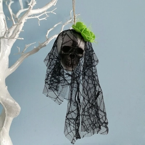 Halloween διακόσμηση κρεμαστή κρανίο από αφρό με μαύρο πέπλο και πράσινο λουλούδι