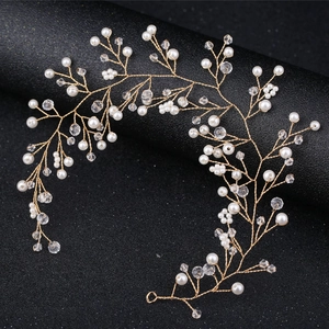 Détail d'un serre-tête de mariée doré fait main avec perles tissées et accents de cristal