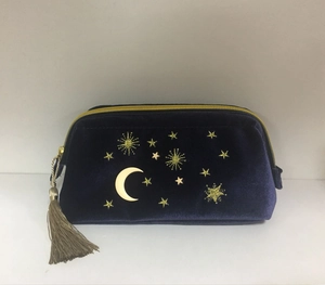 Elegante Kosmetiktasche aus blauem Samt mit goldener Mond- und Sternstickerei und Quaste