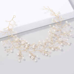 Détail du bandeau de mariée avec fil doré, perles blanches et perles de cristal
