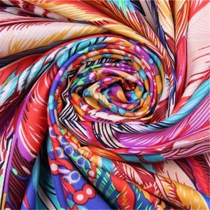 Élégant foulard en satin de soie 130cm avec imprimé plumes et couronne au fini brillant