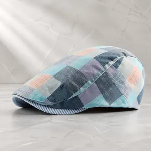 Gorra plana de cuadros azul grisáceo en mezcla de lino y algodón con visera a rayas
