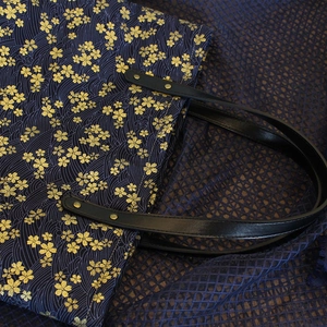 Sac fourre-tout en toile bleu foncé de style japonais avec motifs de fleurs de cerisier