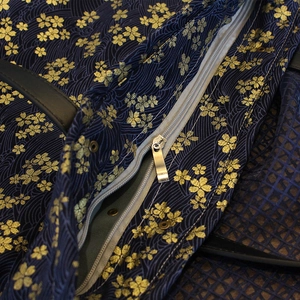 Sac fourre-tout en toile bleu marine avec motifs de cerisiers et anses en cuir de qualité