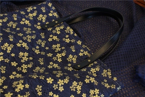 Détail d'un sac cabas japonais avec motifs fleurs de cerisier et anses en cuir