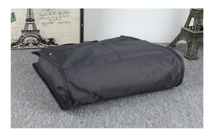 Detailansicht der schwarzen Nylon-Laptoptasche mit verstärktem Boden und Seitennaht