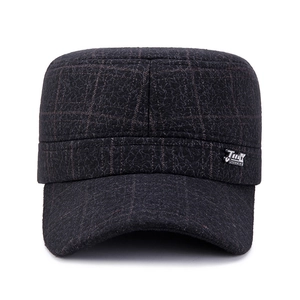 Winter Schirmmütze mit schwarzem Karomuster aus dickem Stoff und Metalldetail
