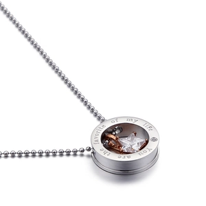 Collana in acciaio al titanio con stella oro rosa e ciondolo a cerchio inciso per coppie