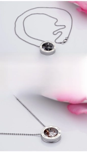 Dettaglio della collana a doppio cerchio in acciaio e stella oro rosa con incisione