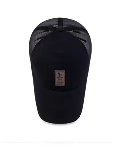 Vue de dessus d'une casquette trucker noire avec filet respirant et patch logo en cuir marron